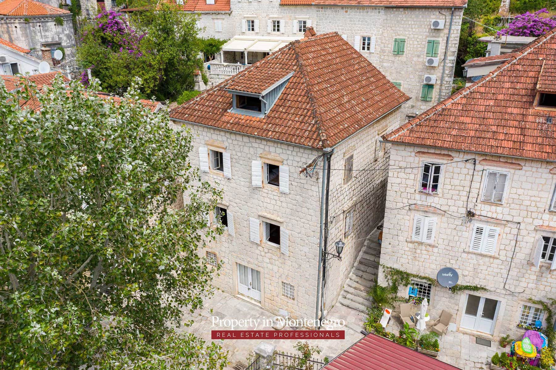 Seafront stone house for sale in Perast 64