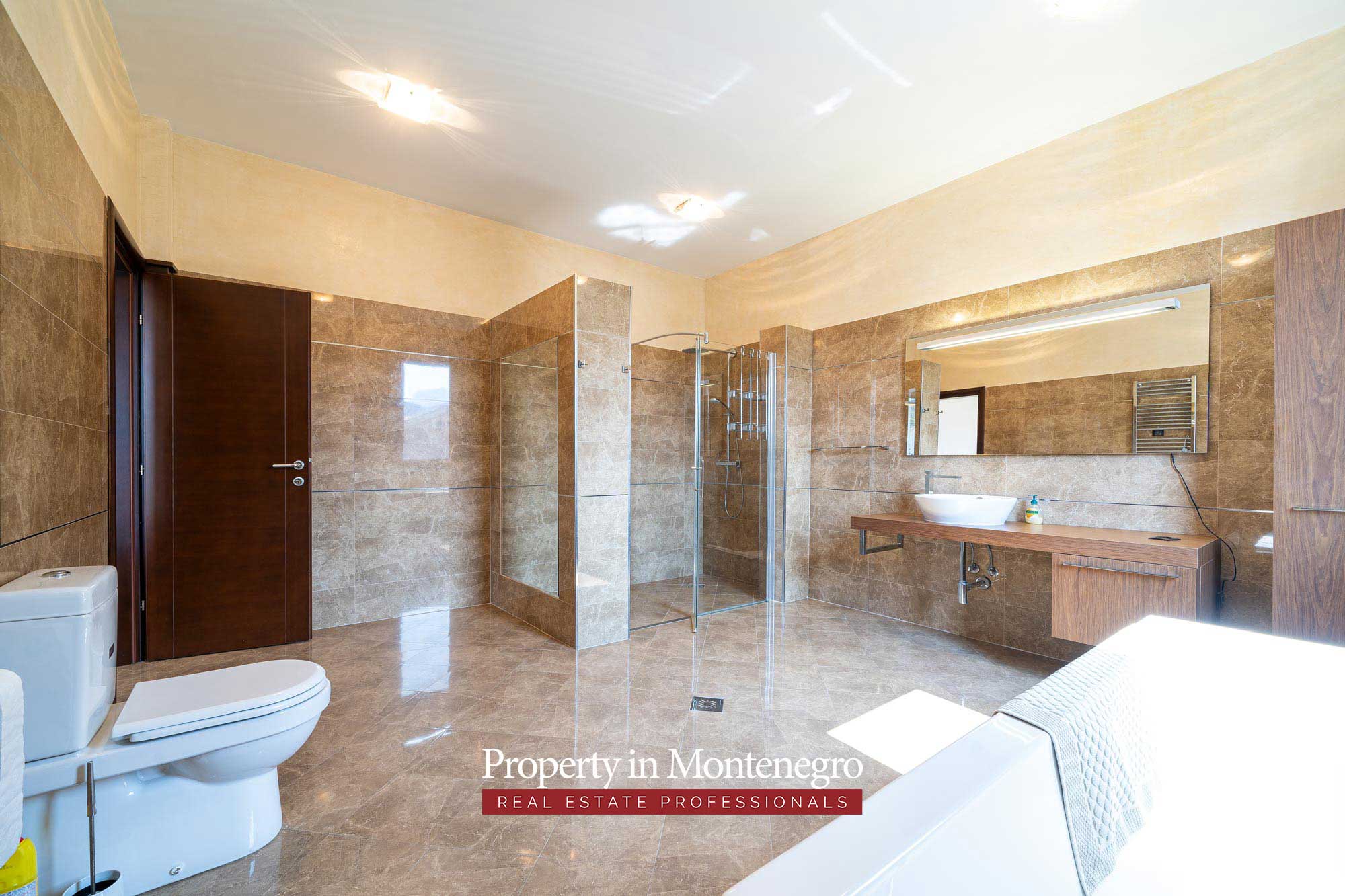 Luxury villa with swimming pool for sale in Petrovac 53