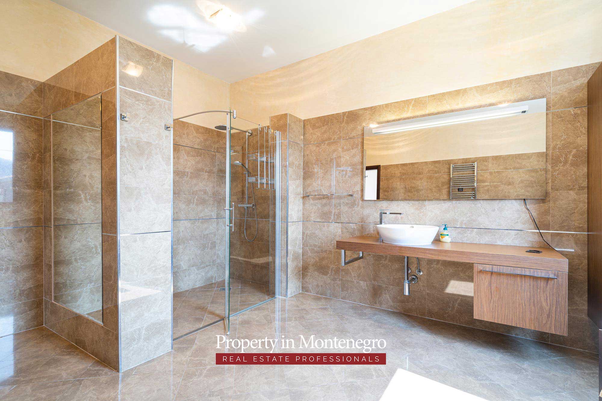 Luxury villa with swimming pool for sale in Petrovac 54