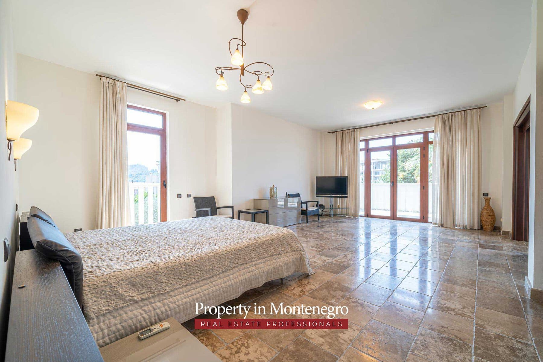 Luxury villa with swimming pool for sale in Petrovac 56