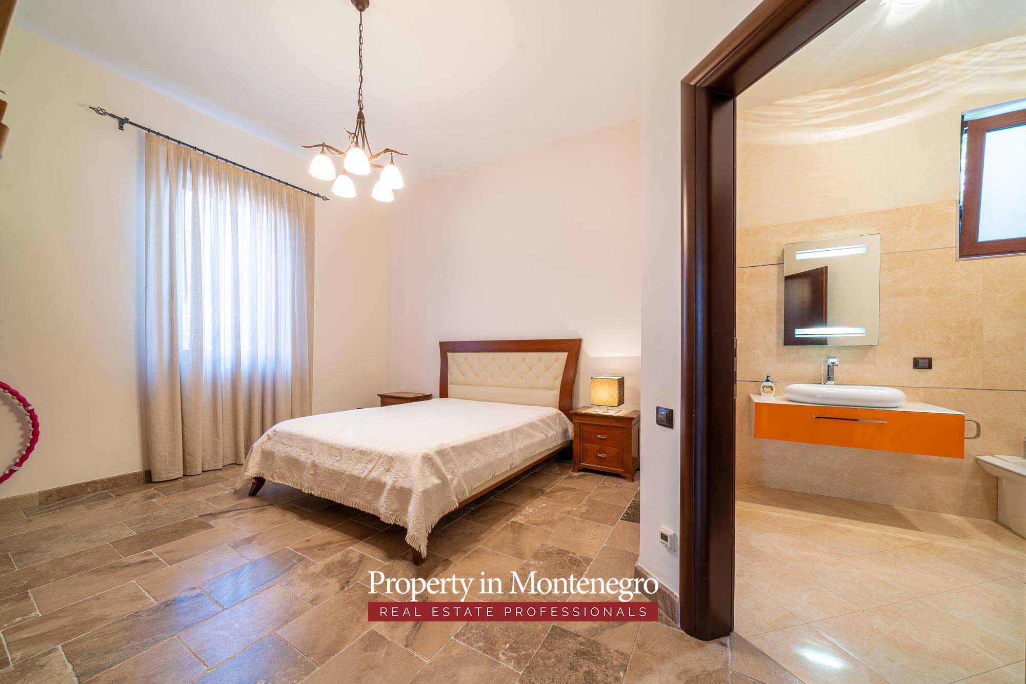 Luxury villa with swimming pool for sale in Petrovac 68