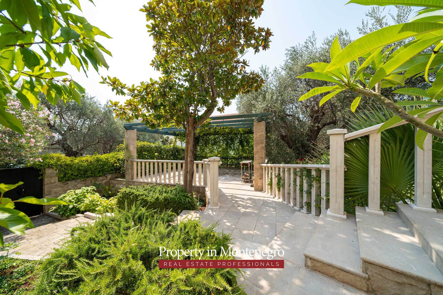 Luxury villa with swimming pool for sale in Petrovac 78