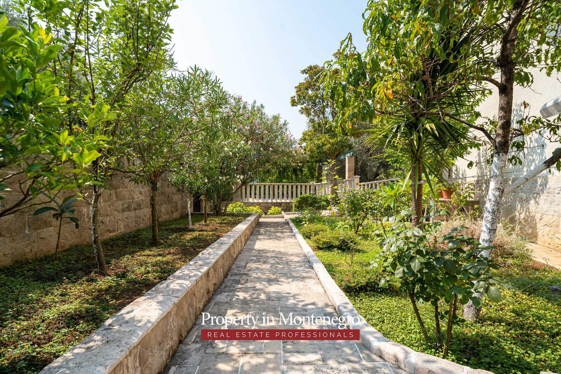 Luxury villa with swimming pool for sale in Petrovac 79