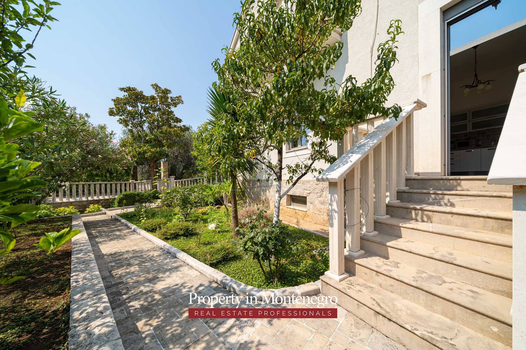 Luxury villa with swimming pool for sale in Petrovac 80