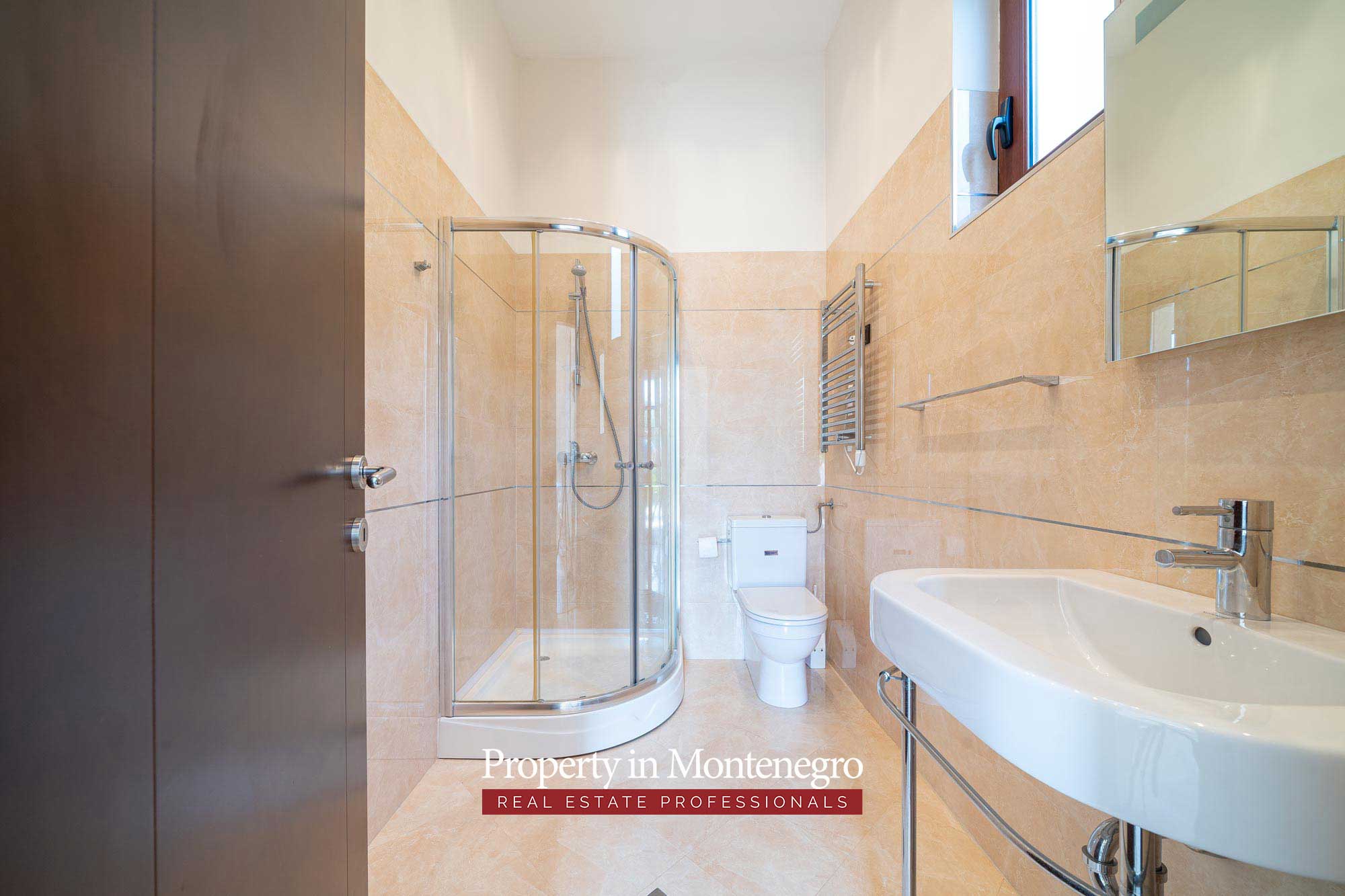 Luxury villa with swimming pool for sale in Petrovac 83