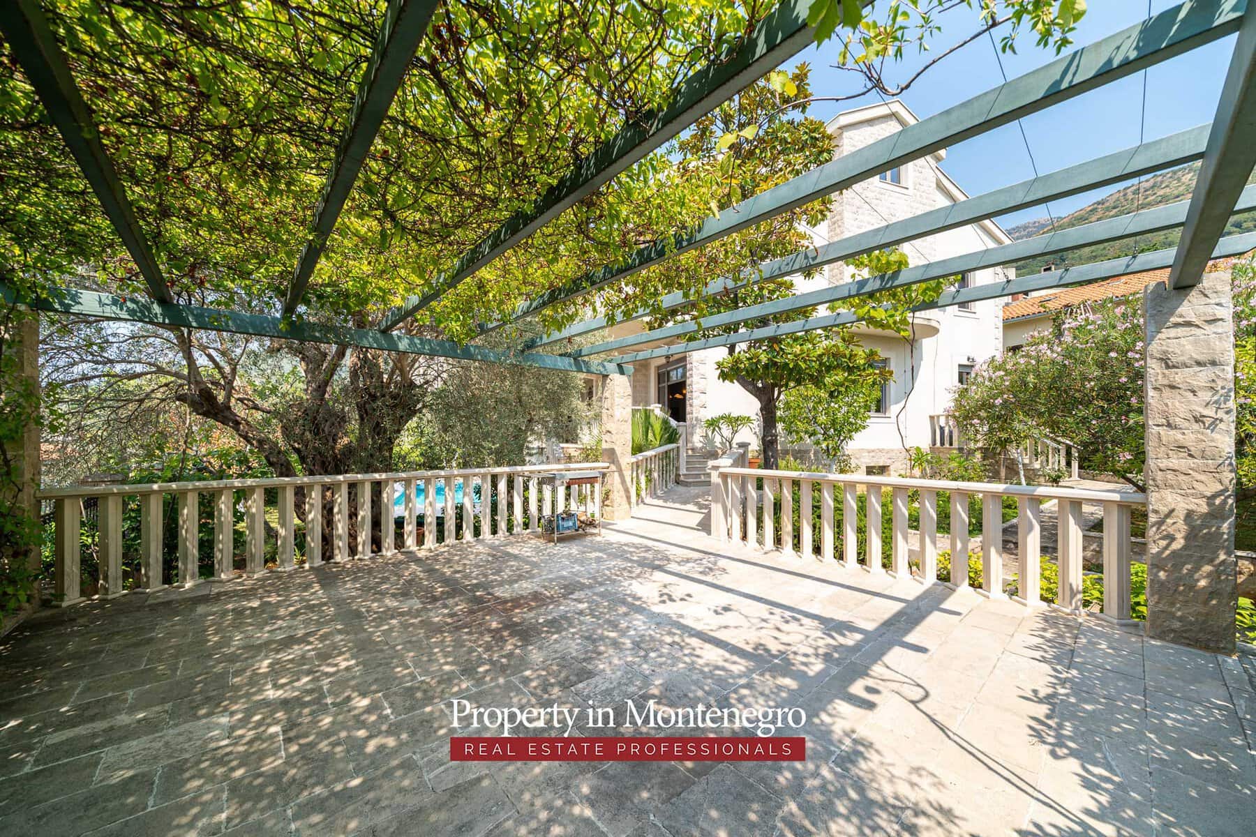 Luxury villa with swimming pool for sale in Petrovac 84