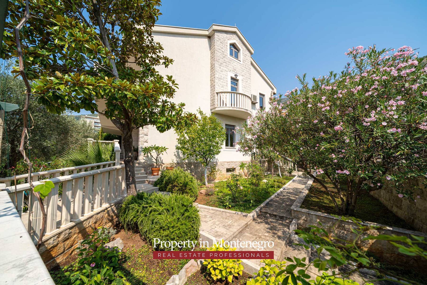 Luxury villa with swimming pool for sale in Petrovac 85