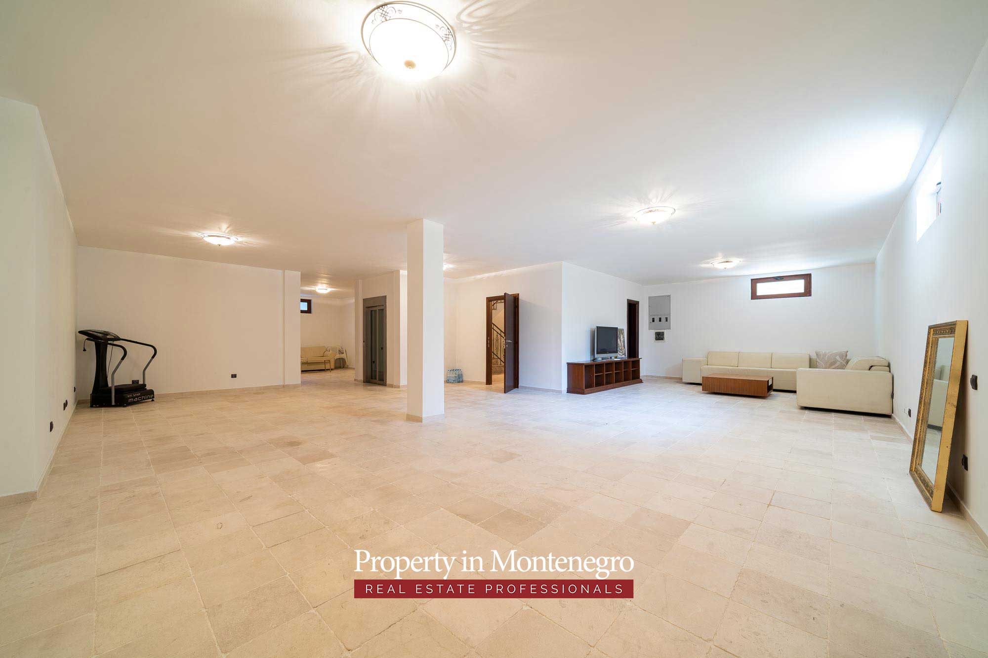 Luxury villa with swimming pool for sale in Petrovac 86