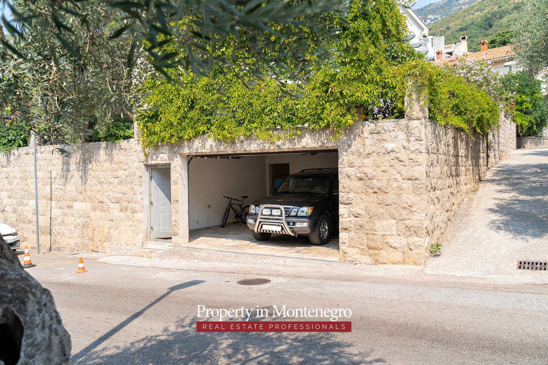 Luxury villa with swimming pool for sale in Petrovac 91