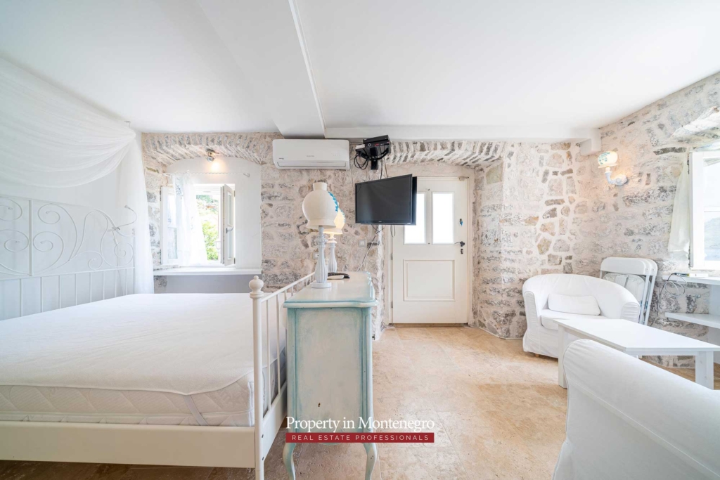 Waterfront stone house for sale in Perast