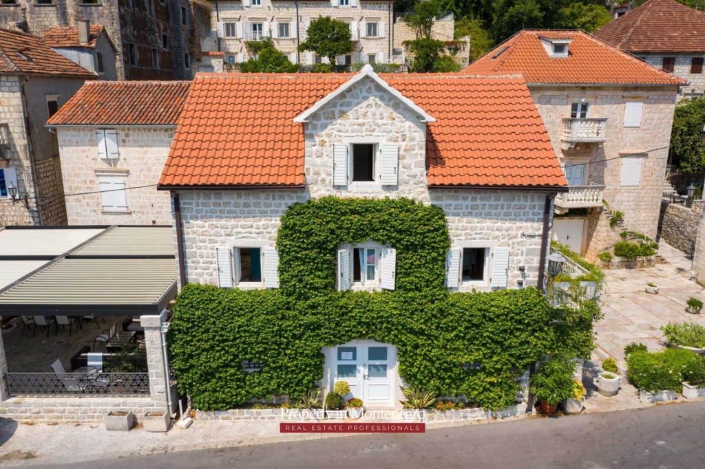 Waterfront stone house for sale in Perast