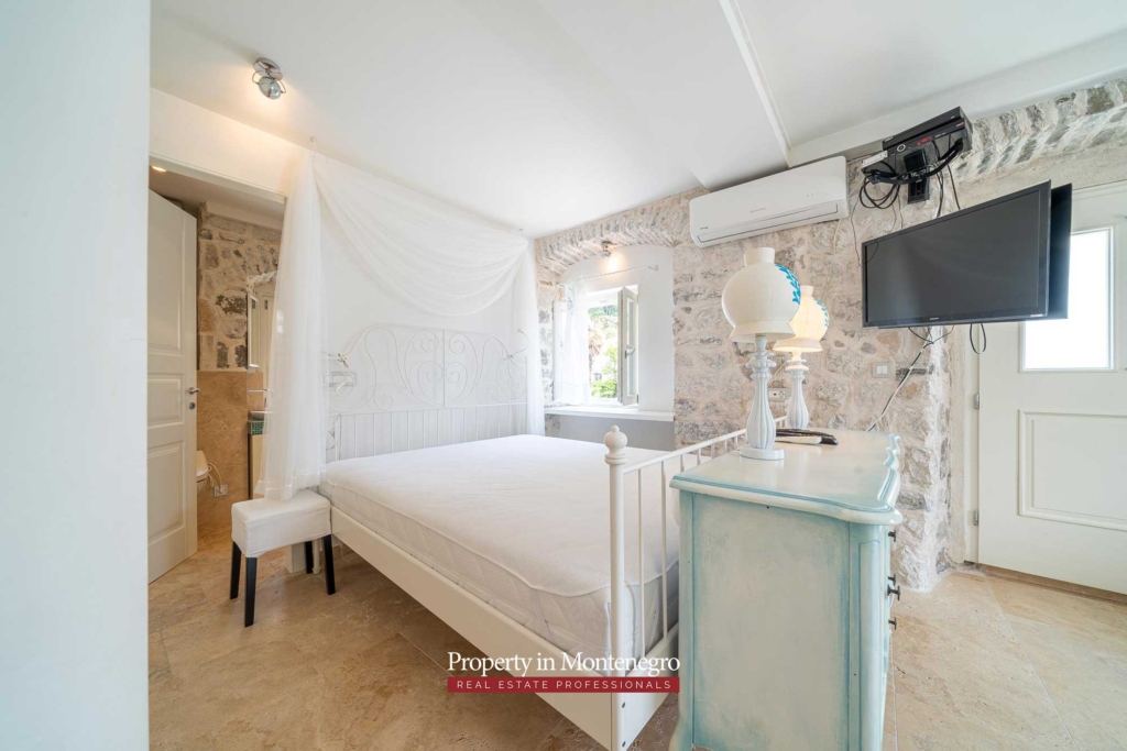 Waterfront stone house for sale in Perast