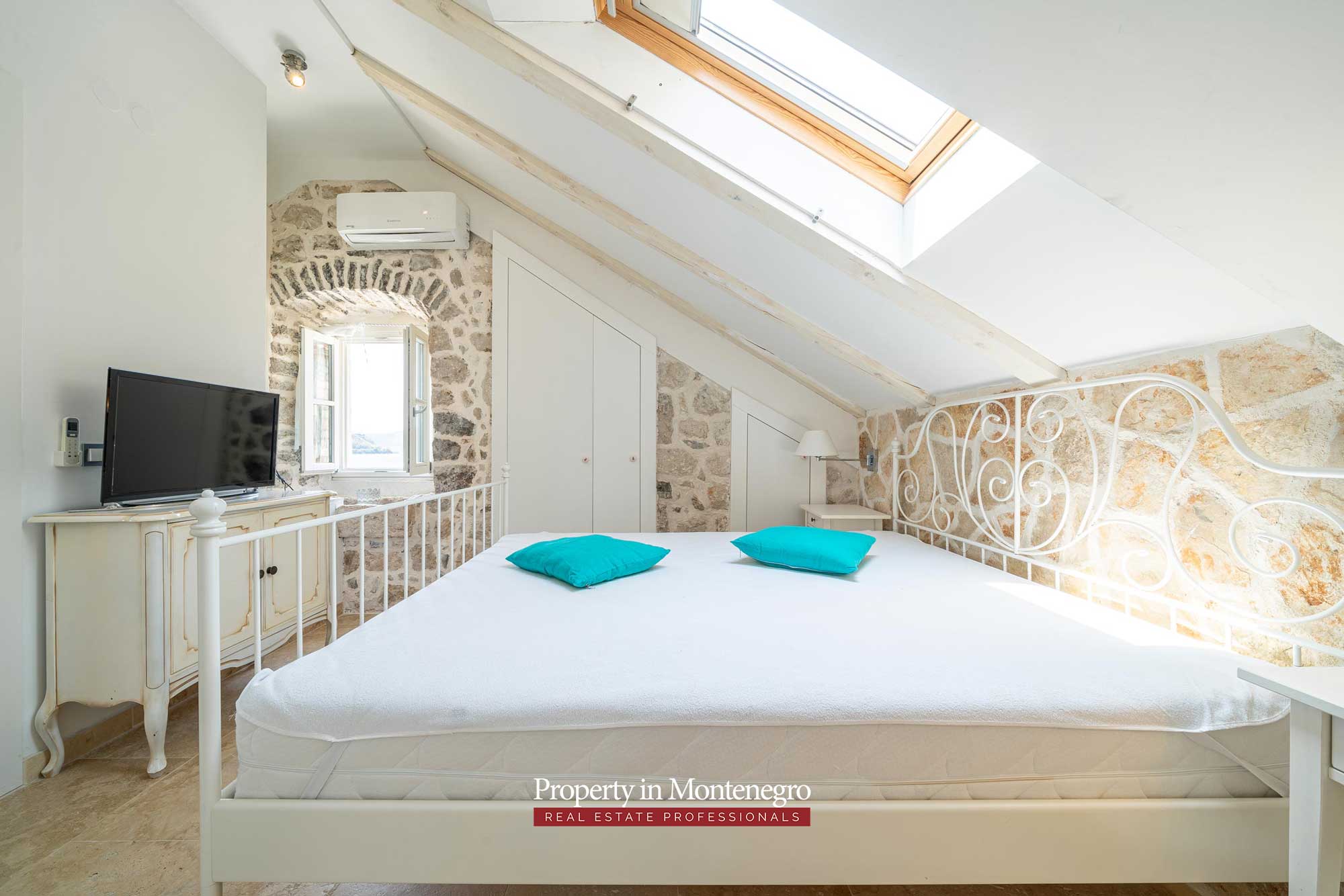 Waterfront stone house for sale in Perast 54