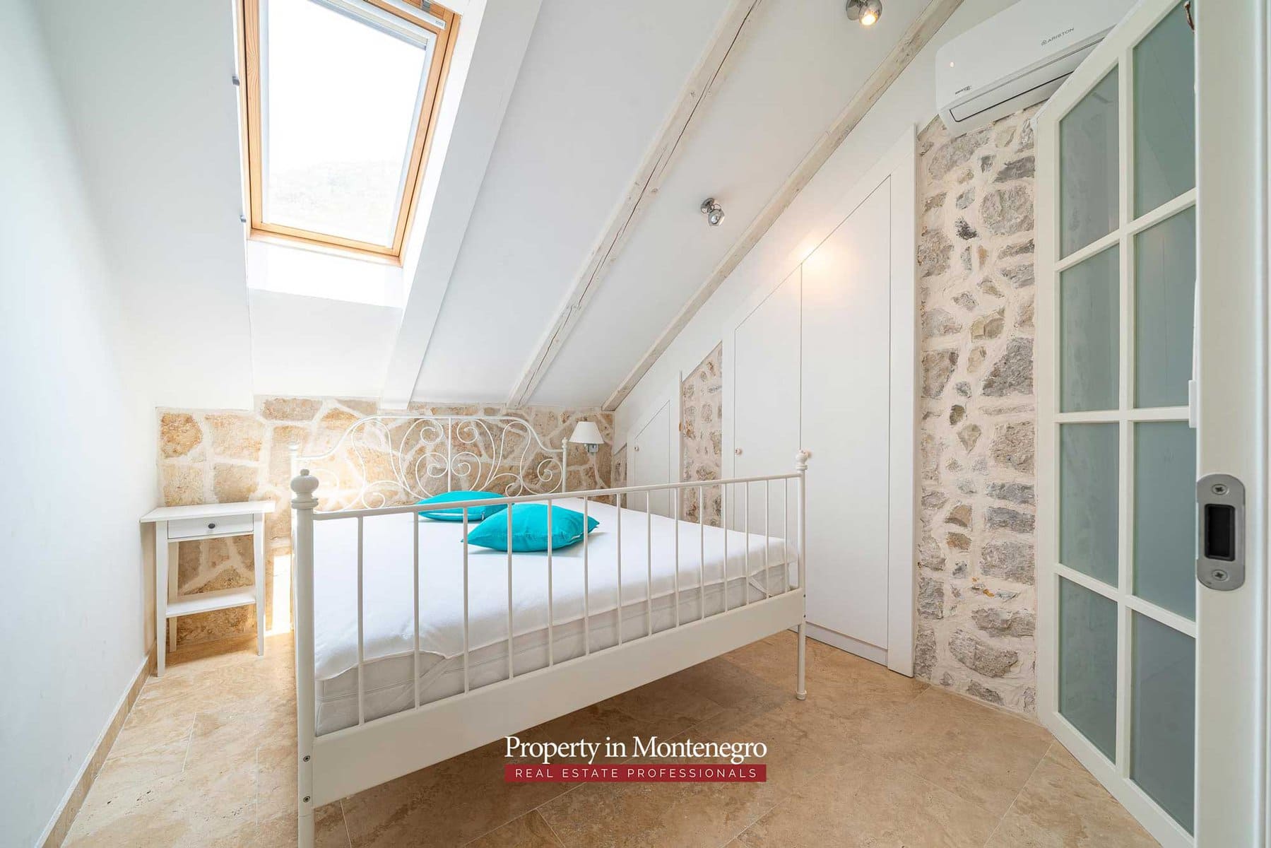 Waterfront stone house for sale in Perast 57