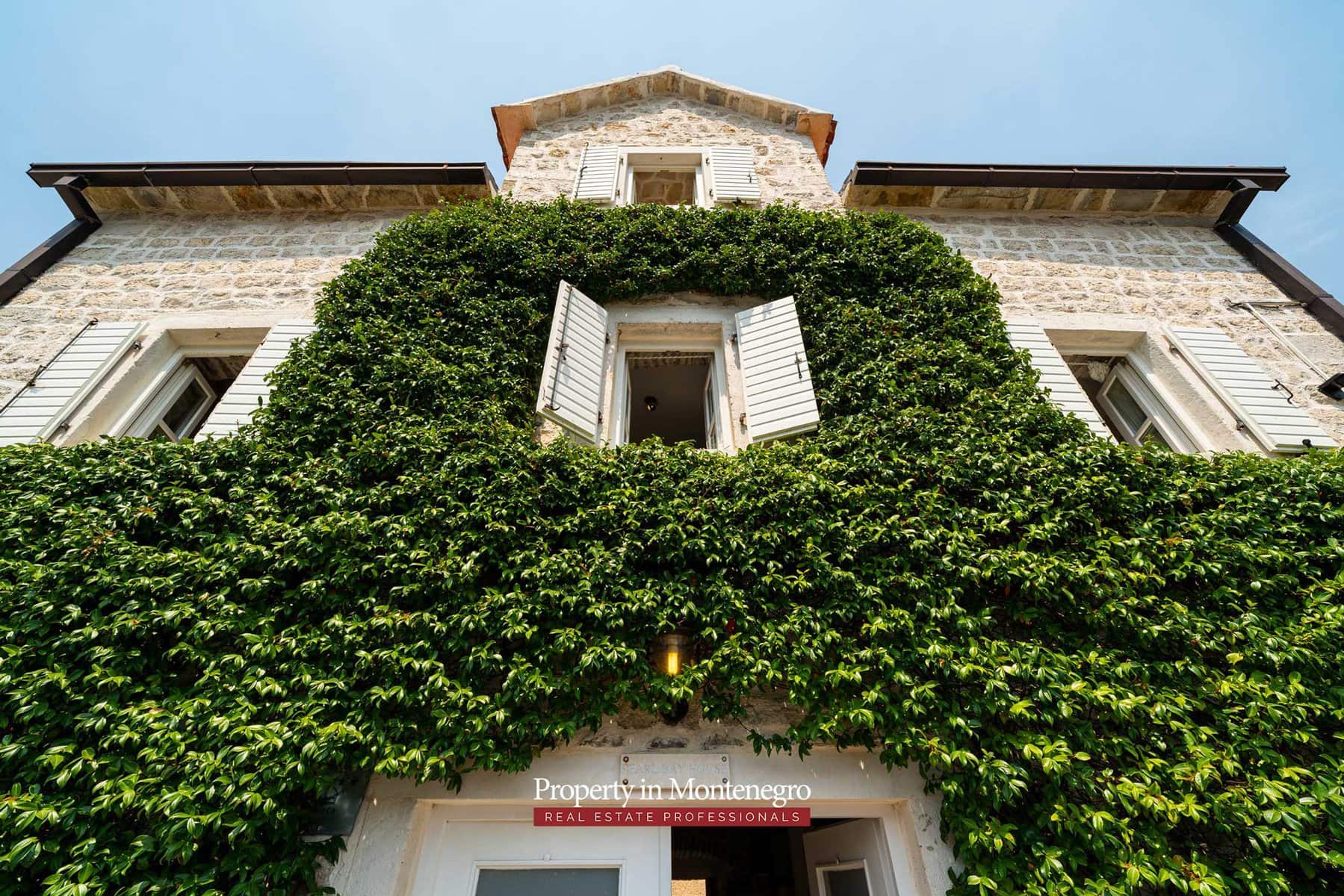 Waterfront stone house for sale in Perast 61