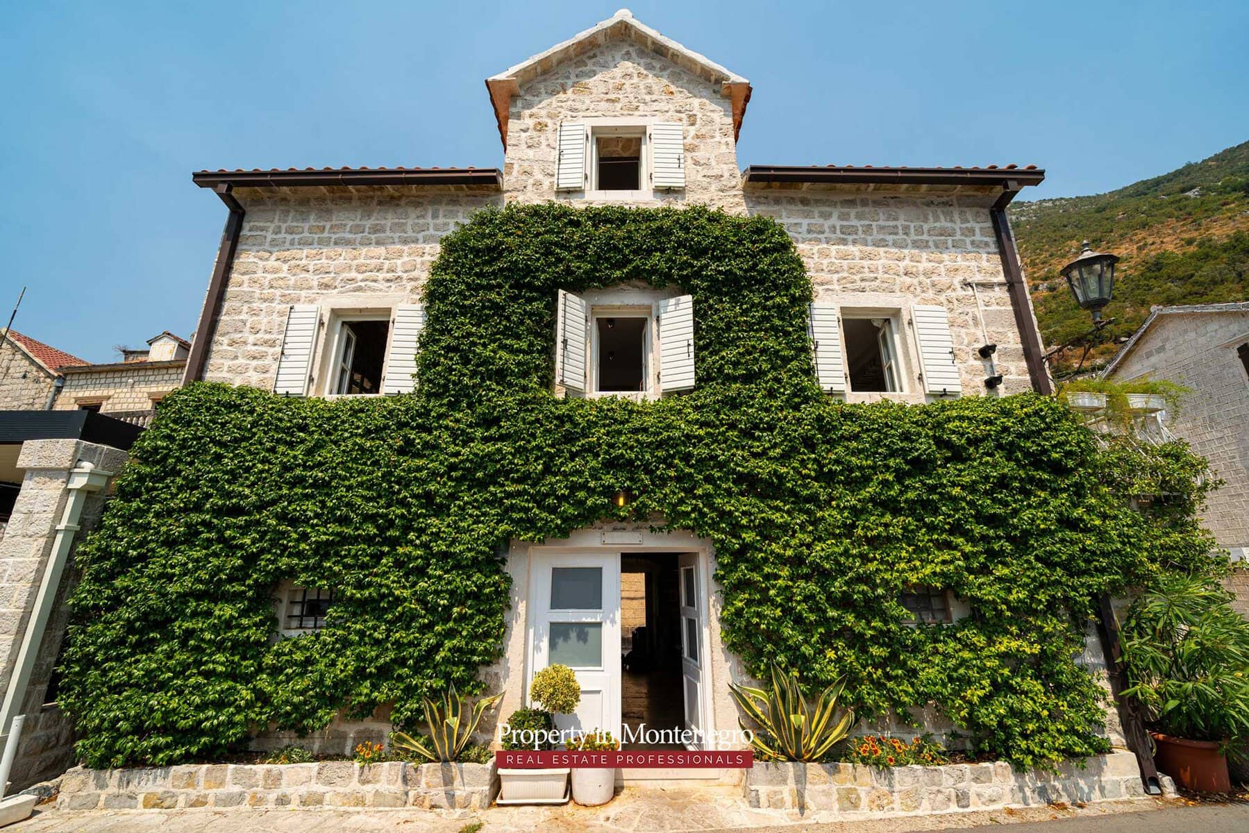 Waterfront stone house for sale in Perast 62