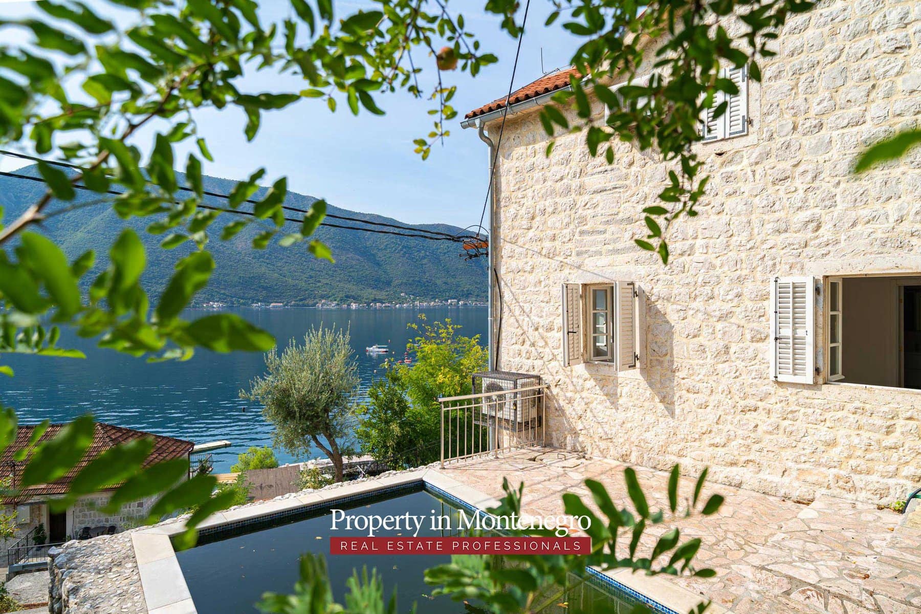 Stone house with swimming pool for sale in Bay of Kotor 51