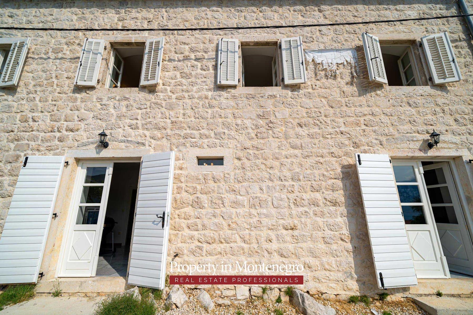 Stone house with swimming pool for sale in Bay of Kotor 52