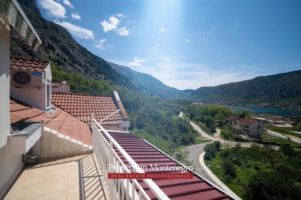 Two bedroom apartment for sale in Dobrota