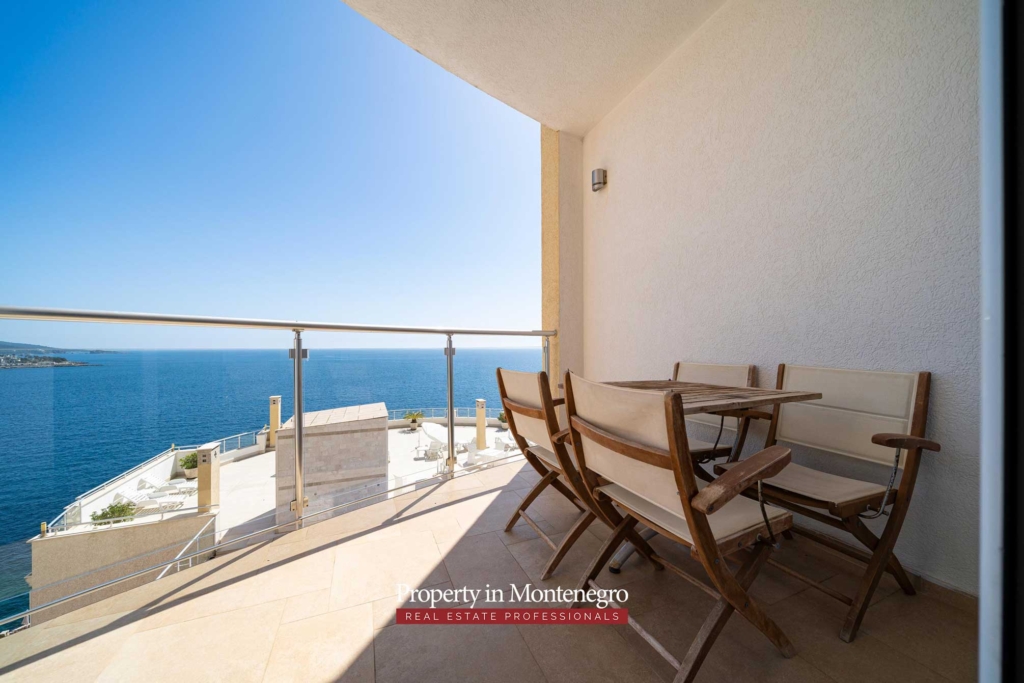 Apartment with swimming pool for sale in Bar