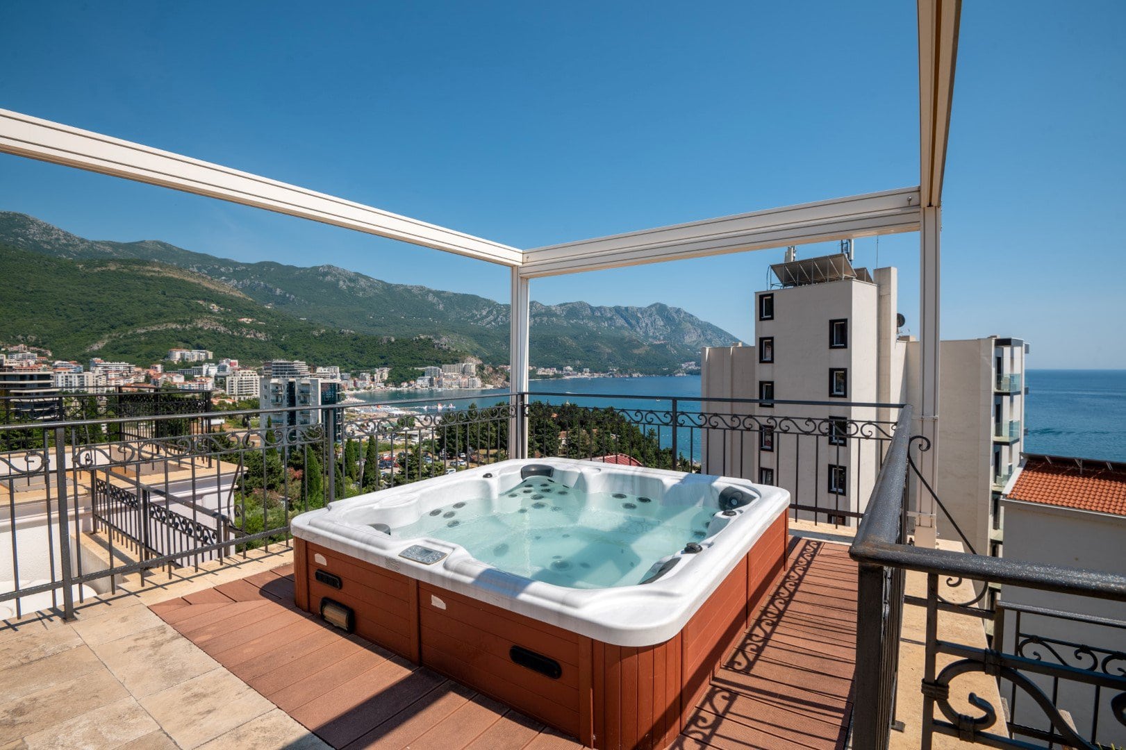 13 luxury penthouse with panoramic rooftop terrace