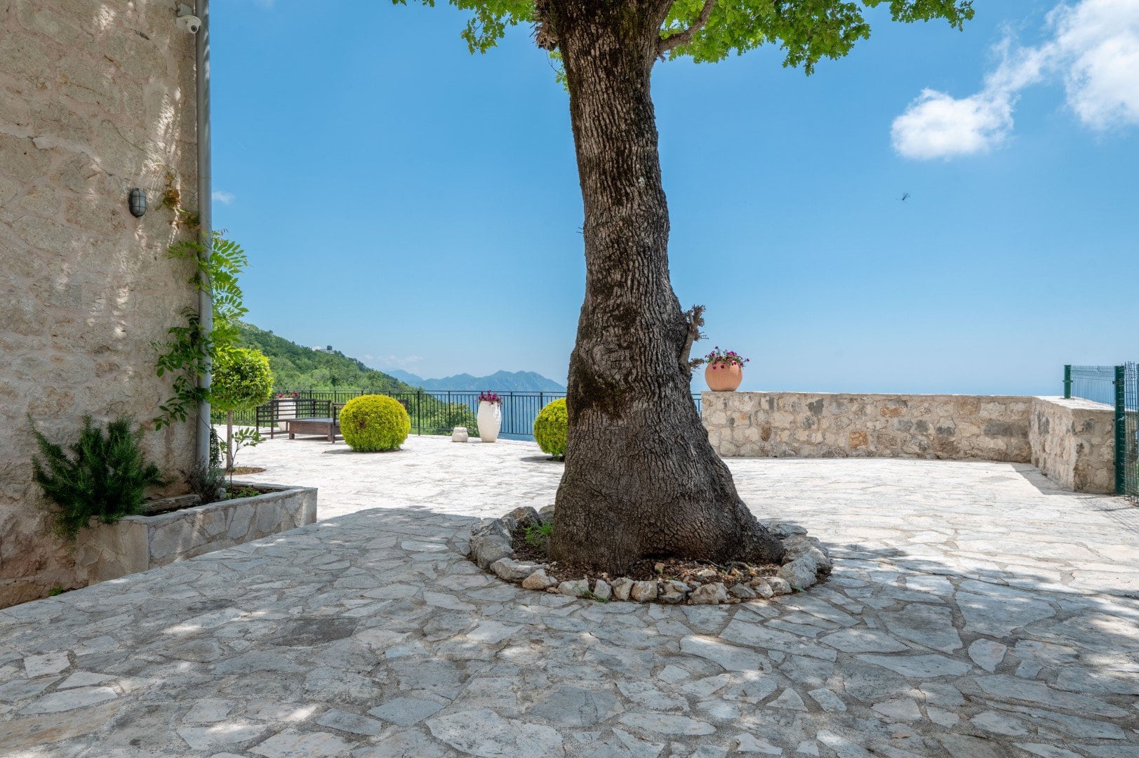 40 luxury countryside estate with panoramic sea view