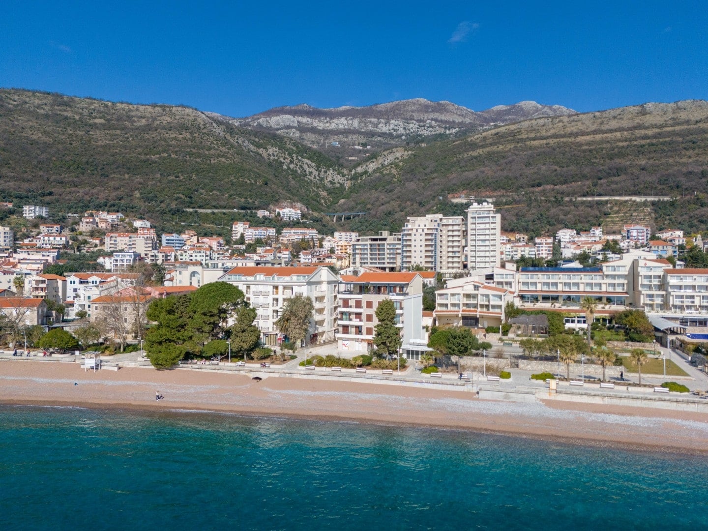 1 seafront 1bd apartment in Petrovac min