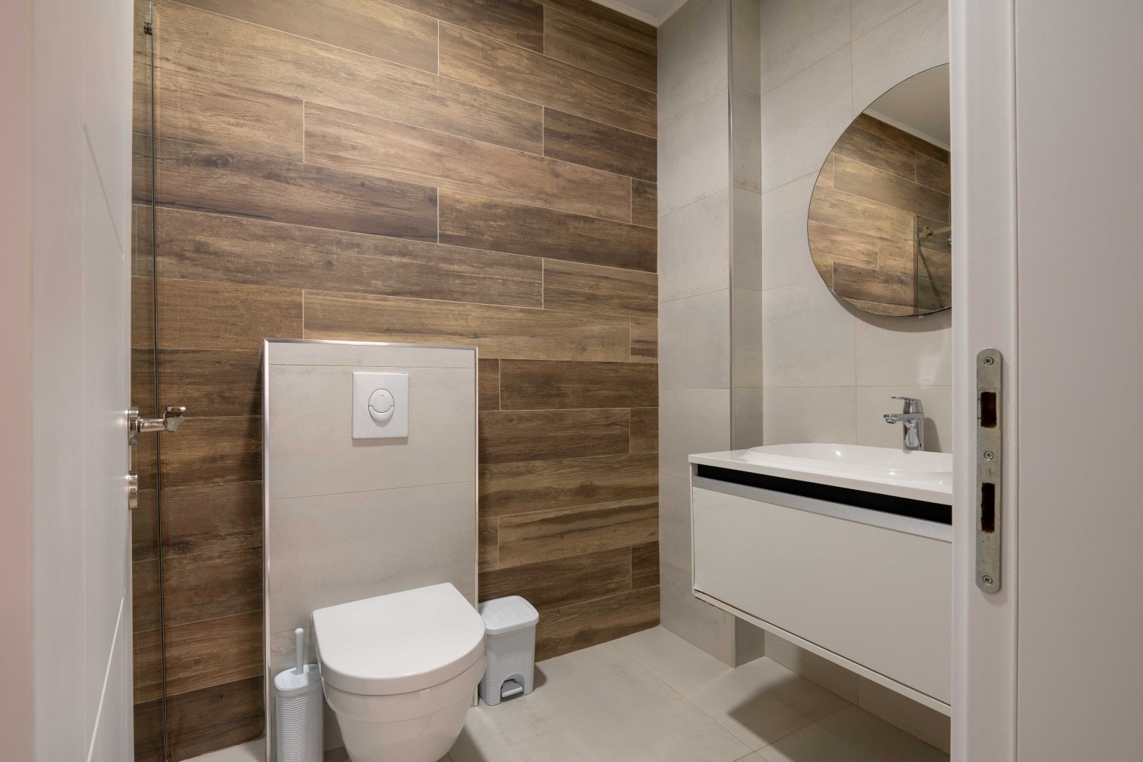 10 seafront 1bd apartment in Petrovac min