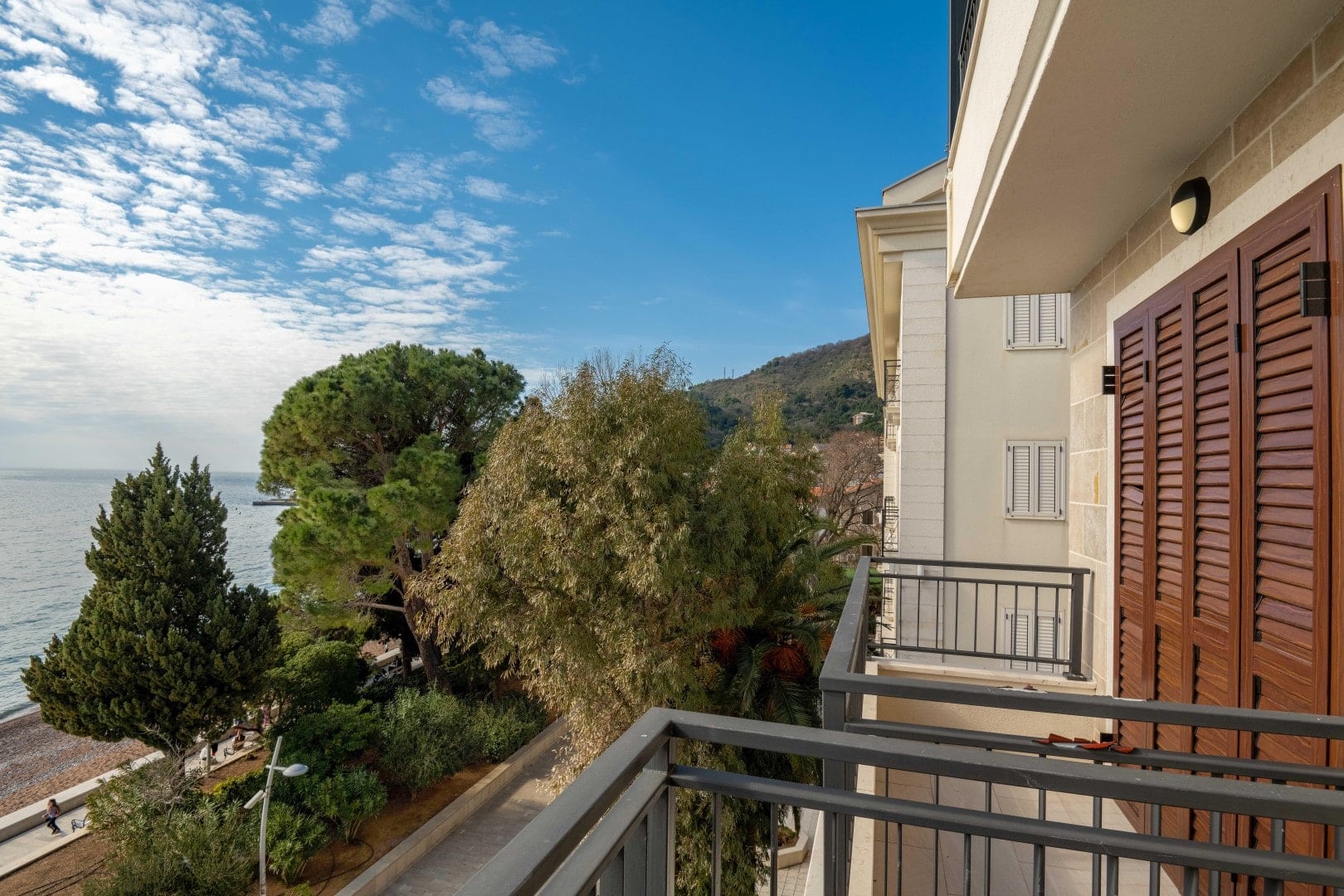 12 seafront 1bd apartment in Petrovac min