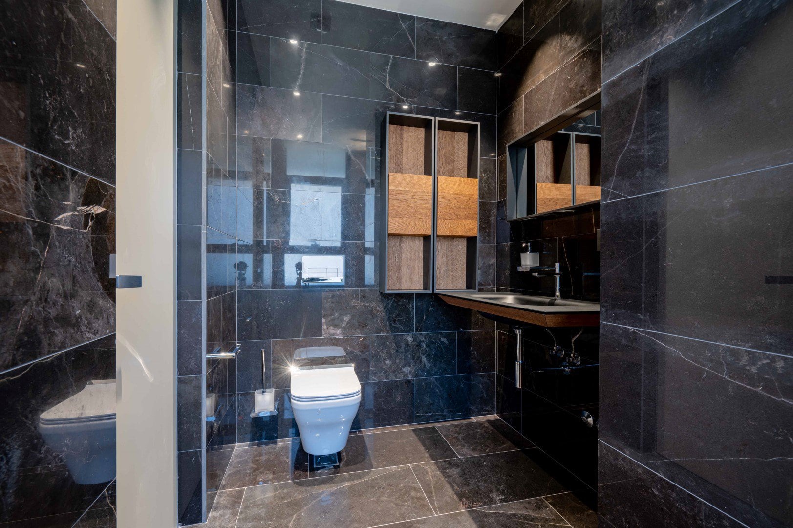 16 exclusive 2 bedroom apartment next to the sea