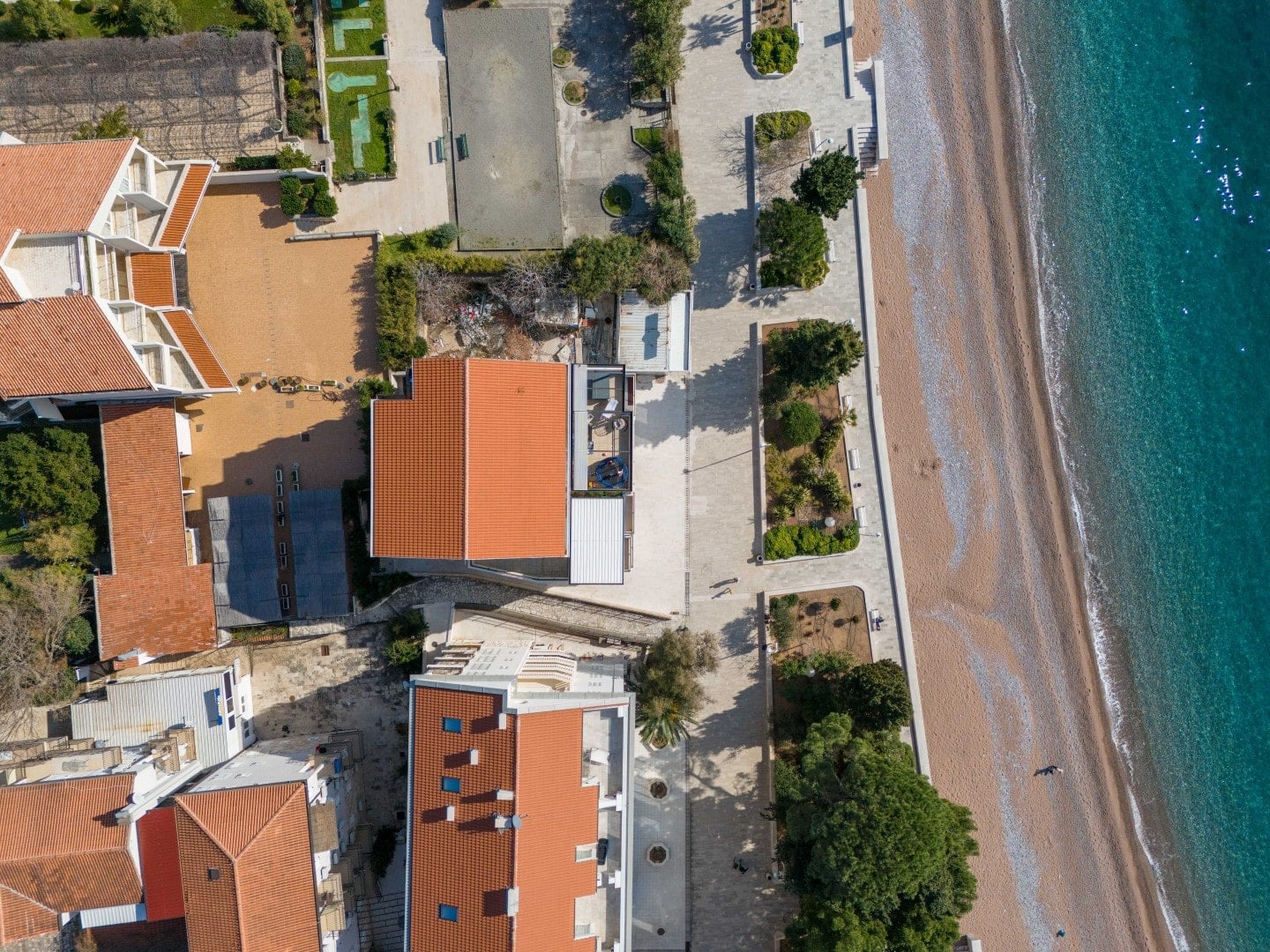 16 seafront 1bd apartment in Petrovac min