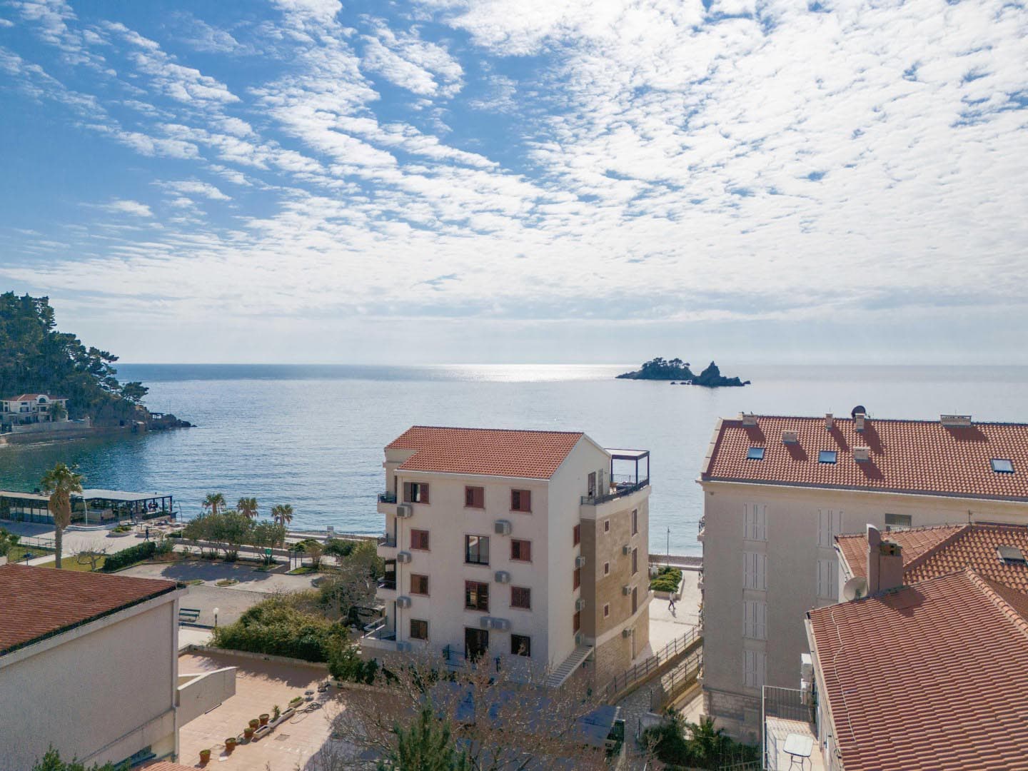 2 1 seafront 1bd apartment in Petrovac min