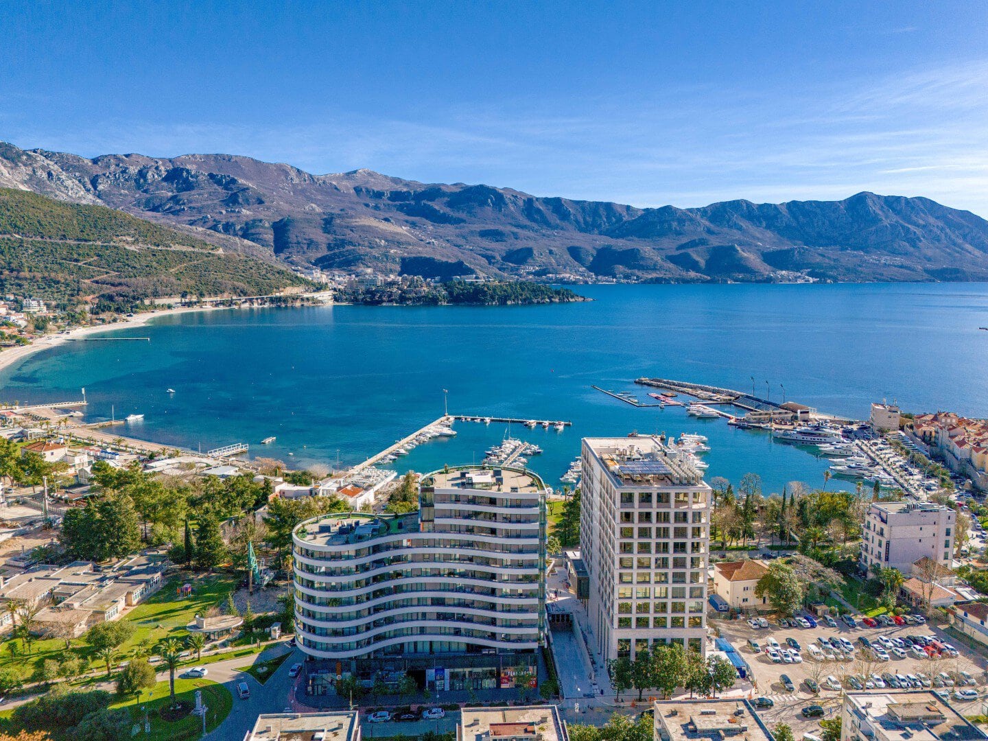 2 exclusive 2 bedroom apartment next to the sea