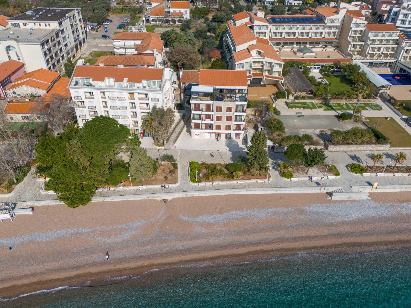 2 seafront 1bd apartment in Petrovac min