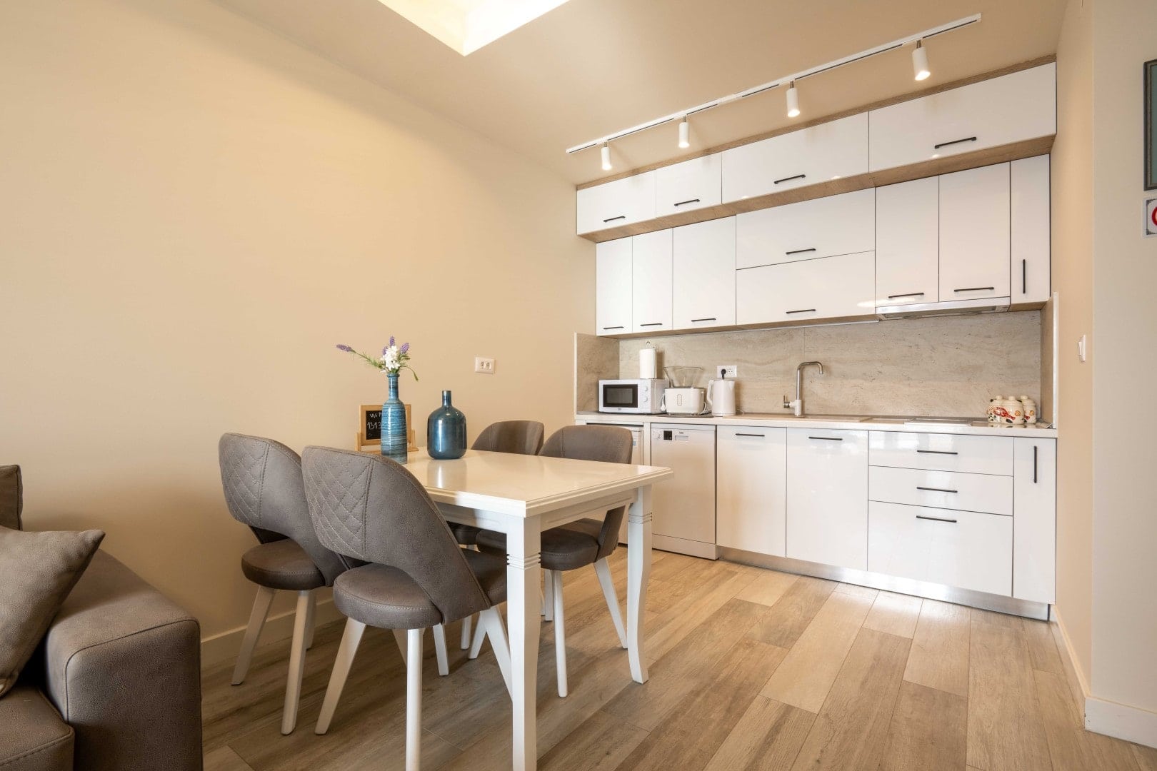 7 seafront 1bd apartment in Petrovac min