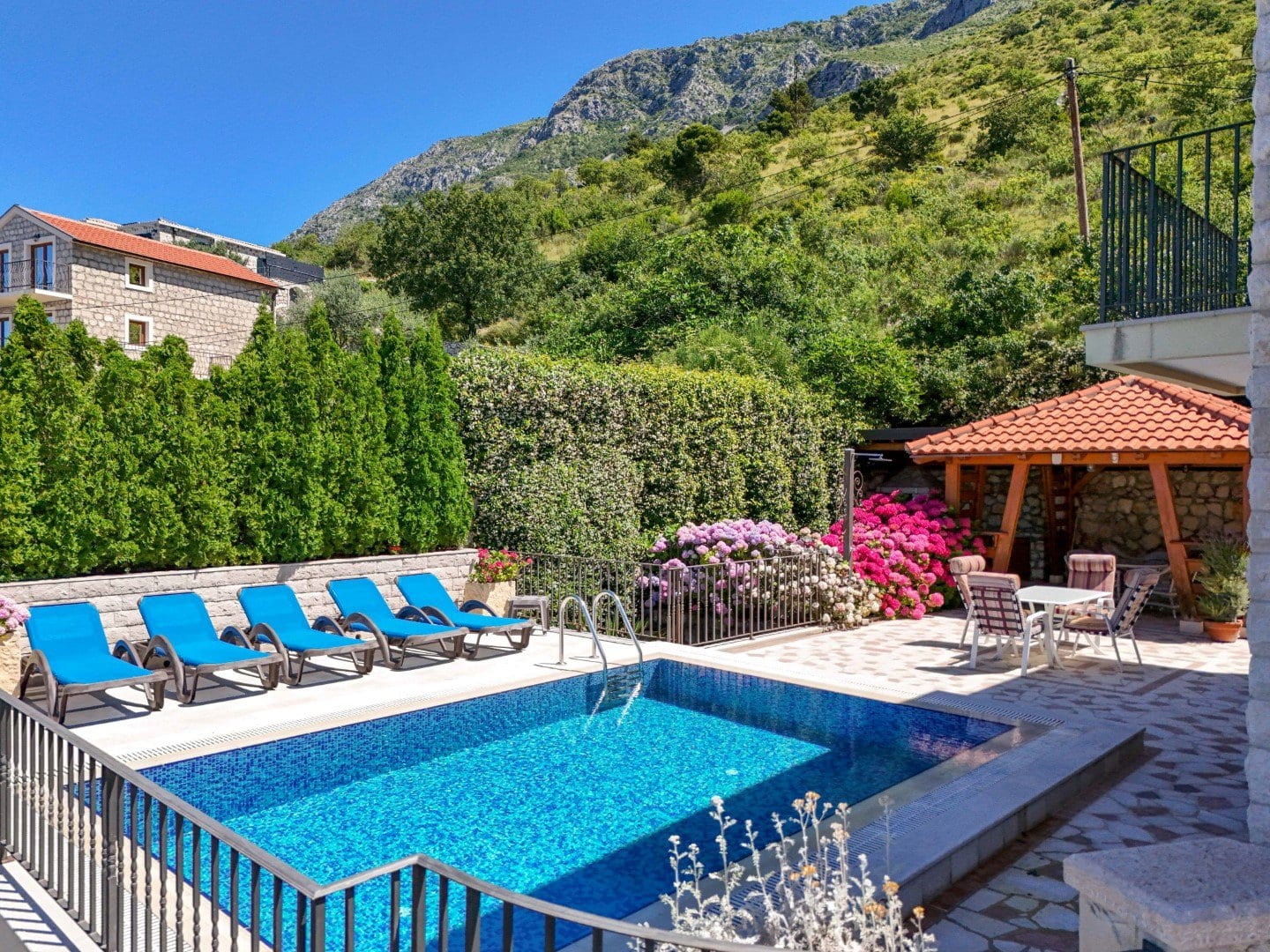 3 renovated stone villa with a pool and garage