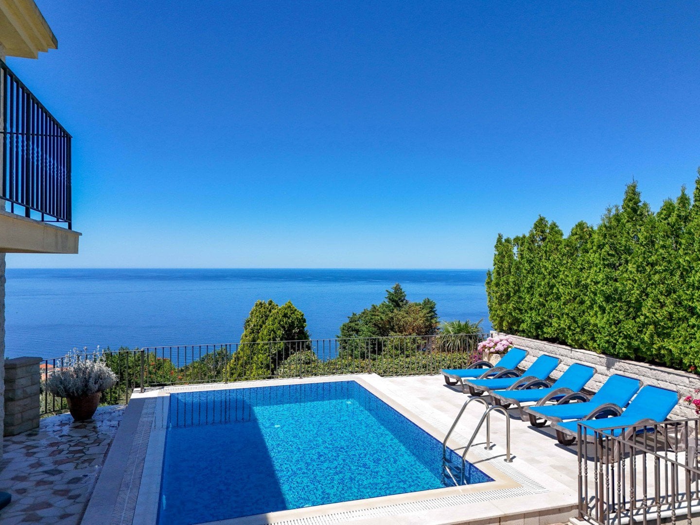 4 renovated stone villa with a pool and garage