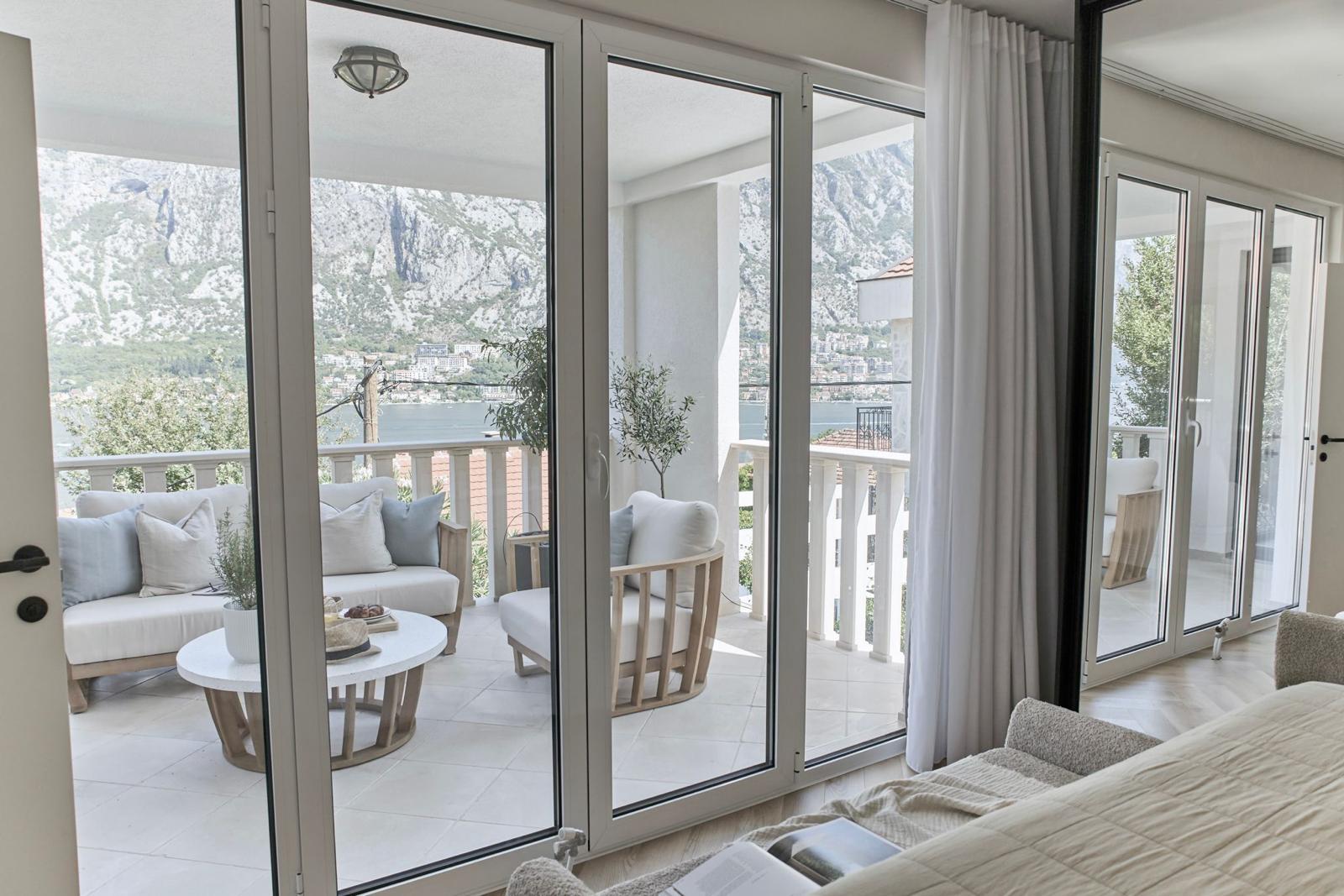 12 3bdr villa with a pool and open sea view