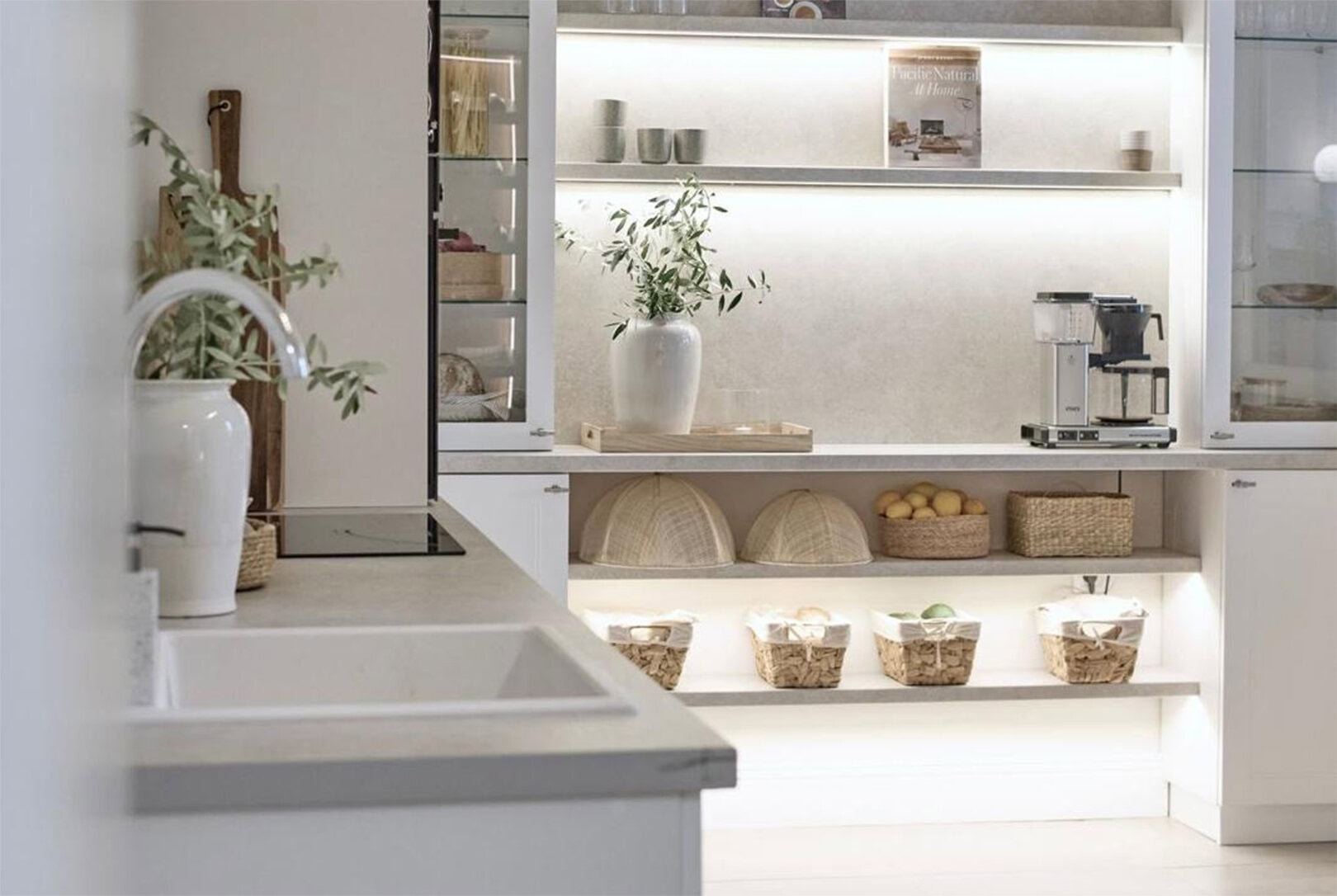 18 3bdr villa with a pool and open sea view