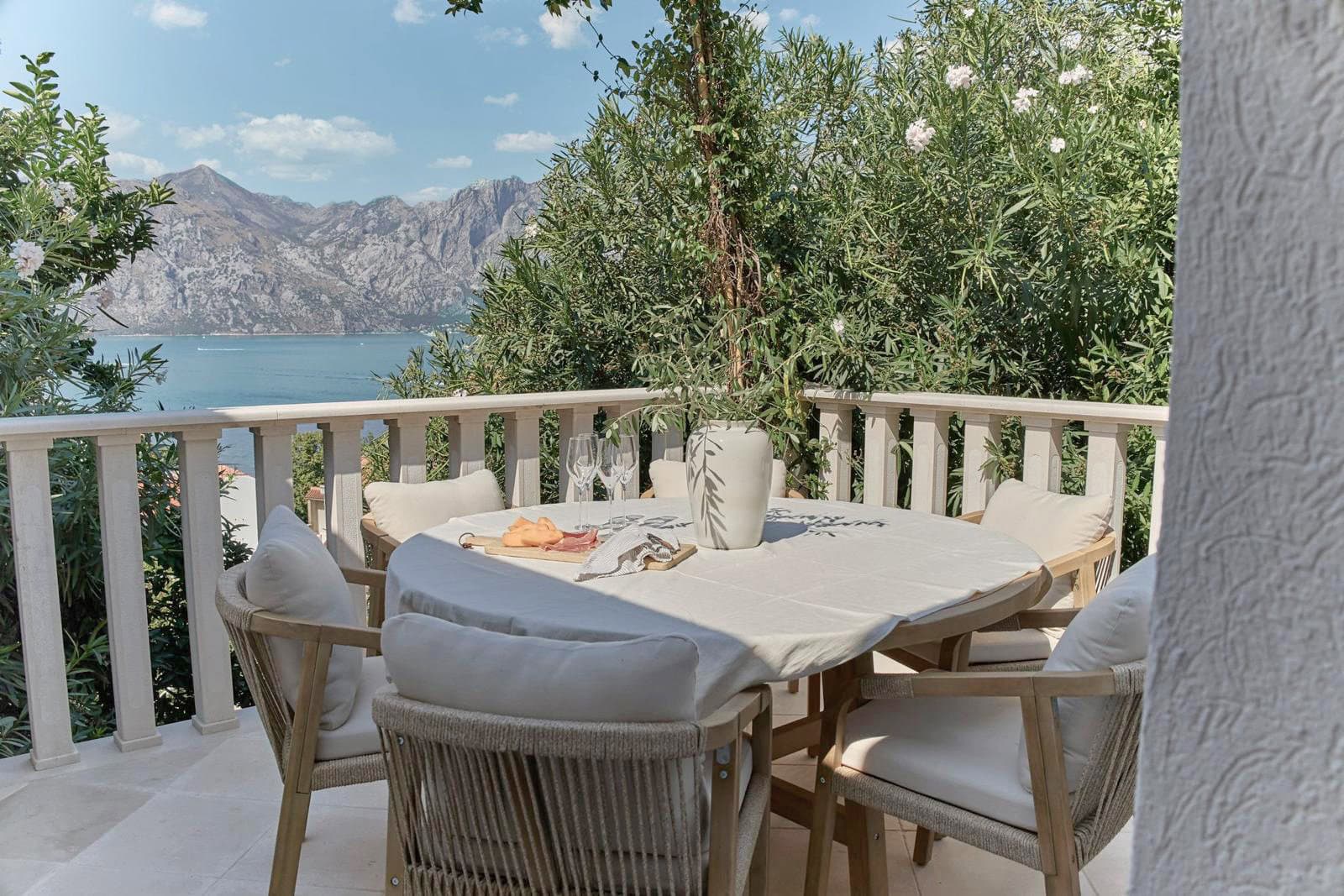 20 3bdr villa with a pool and open sea view