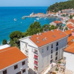 1 one bedroom seafront apartment in Petrovac