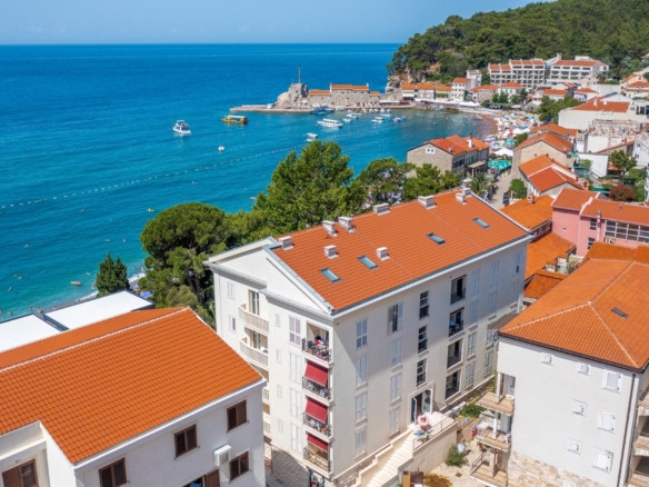 1 one bedroom seafront apartment in Petrovac