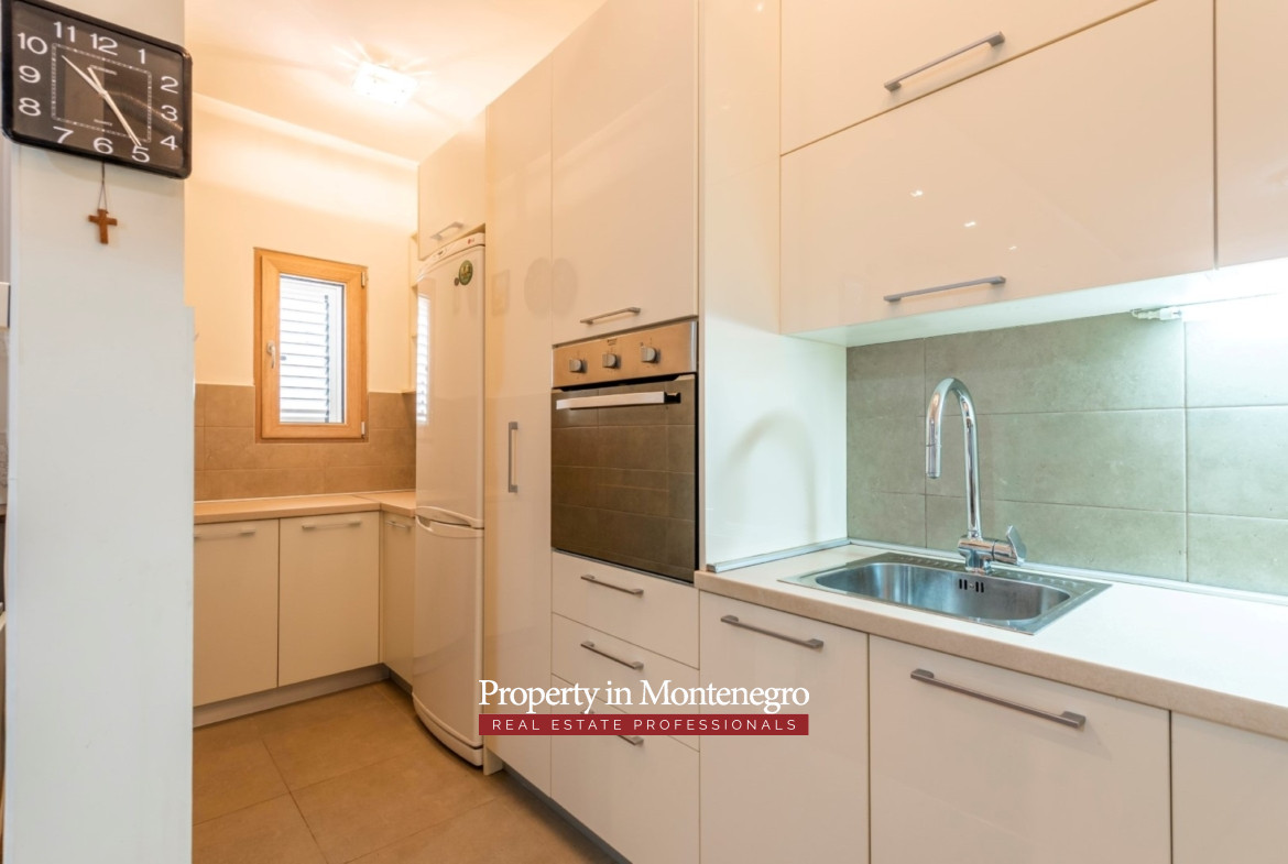 10 one bedroom seafront apartment in Petrovac