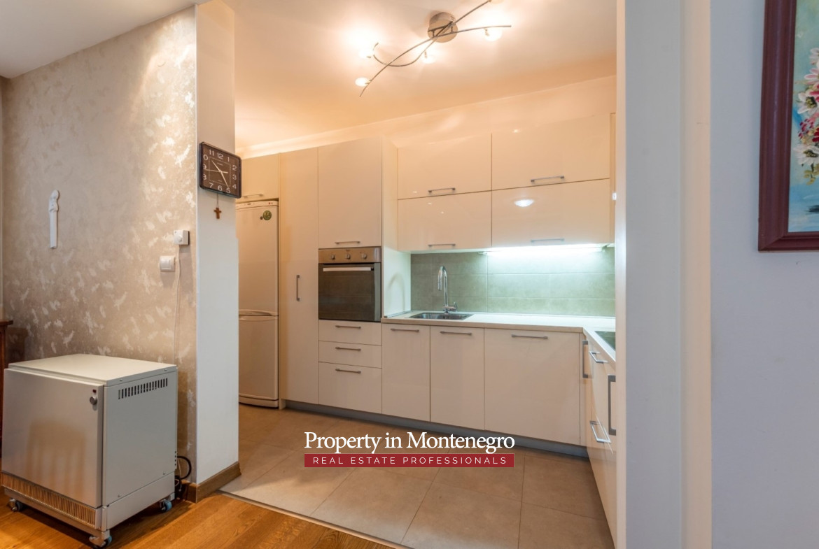 11 one bedroom seafront apartment in Petrovac