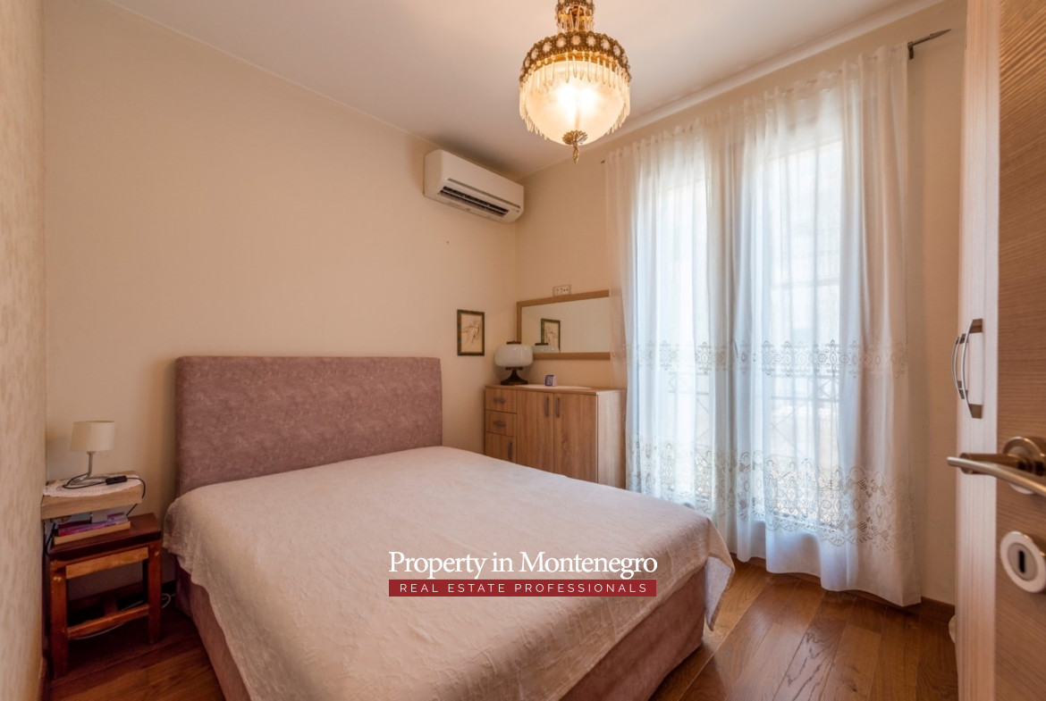 12 one bedroom seafront apartment in Petrovac