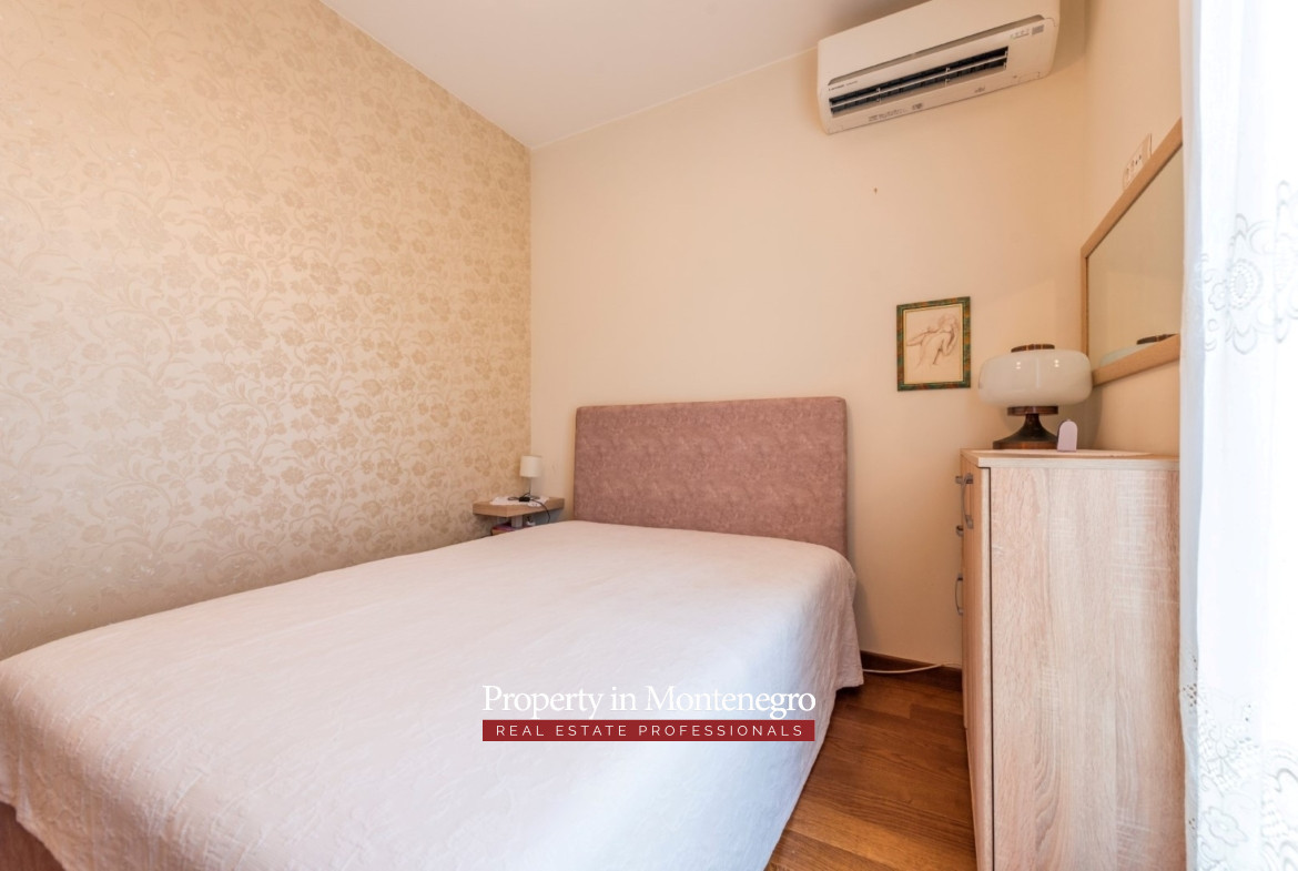 13 one bedroom seafront apartment in Petrovac