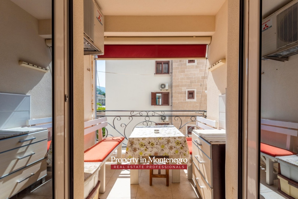 17 one bedroom seafront apartment in Petrovac