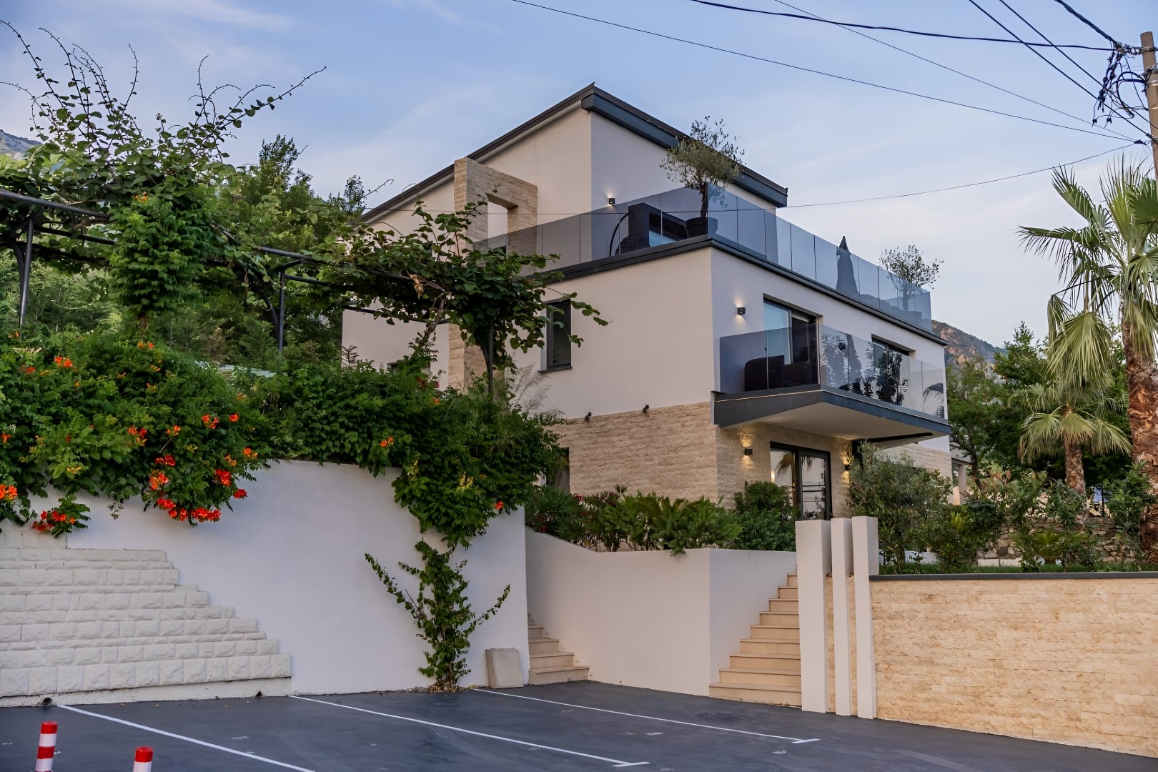 2 8 bdr villa with a pool, Markovici, Budva