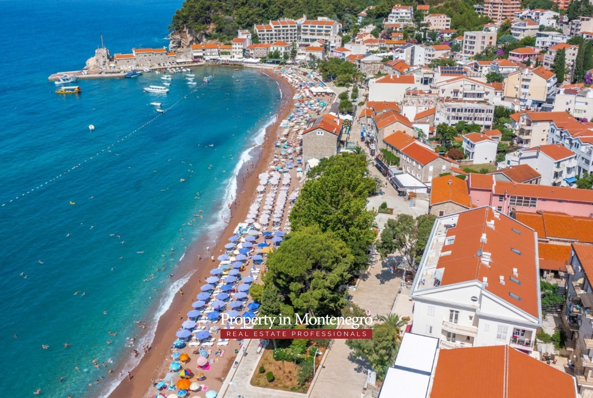 4 one bedroom seafront apartment in Petrovac