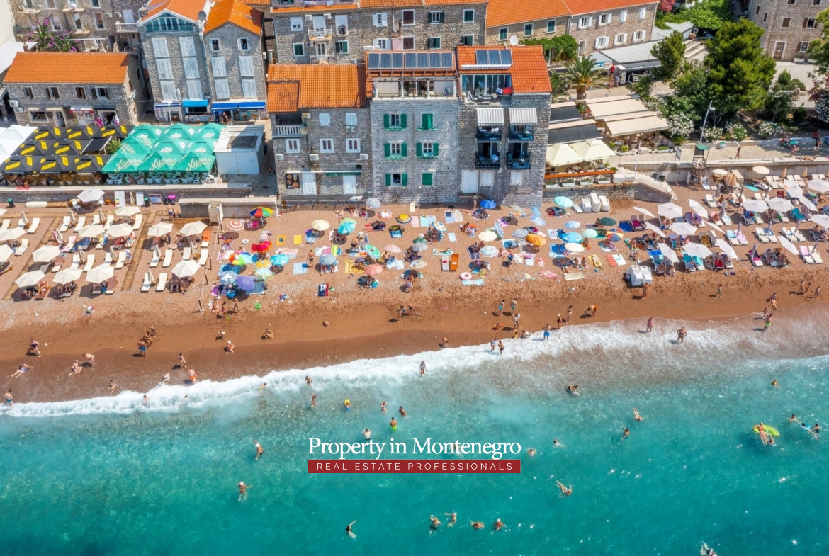 5 one bedroom seafront apartment in Petrovac